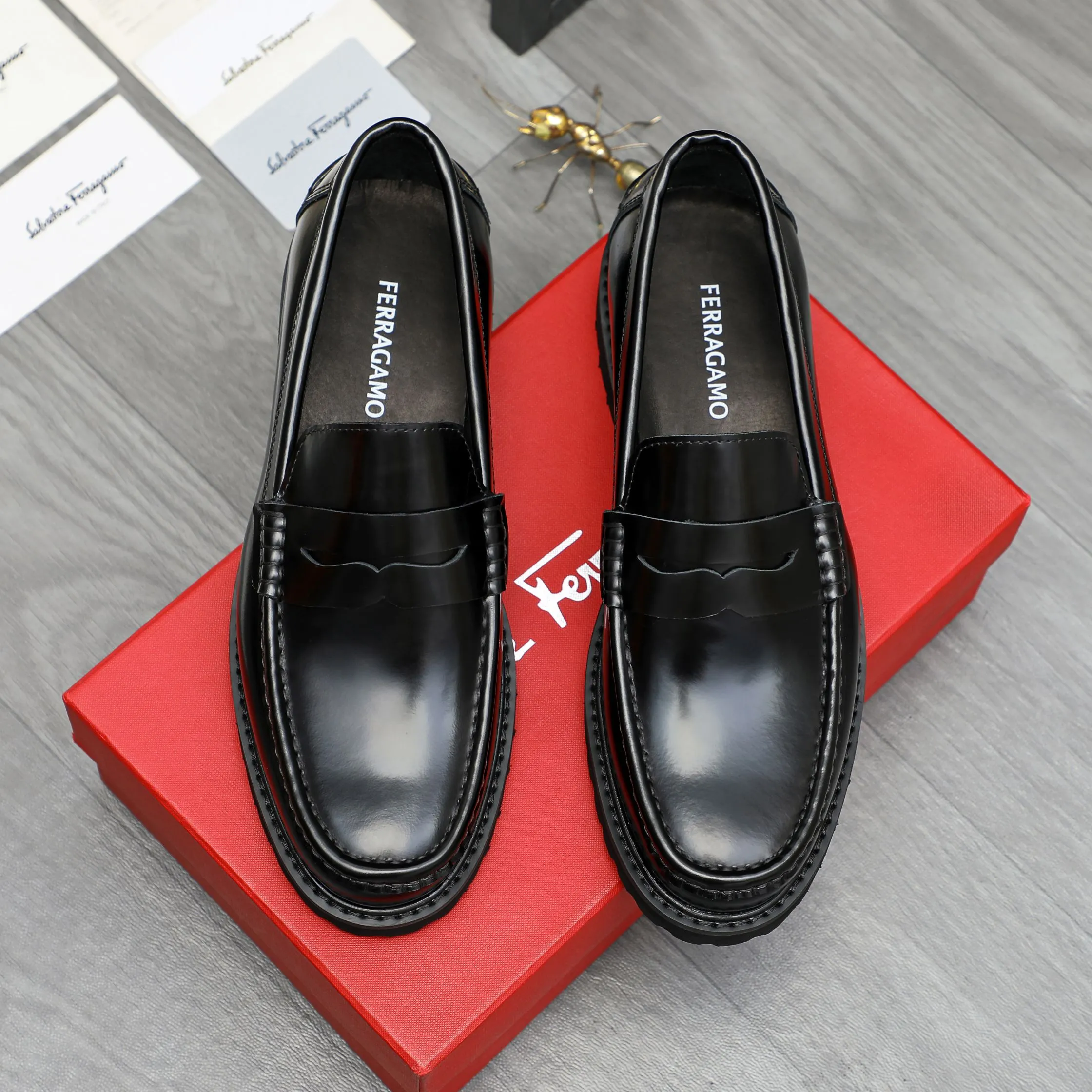Men's shoes 💰442 Product trademark: Ferragamo "Ferragamo" business formal leather shoes Regular size: 38-46 (45.46 custom-made and non-returnable) Product materials: Selected pearlescent cowhide upper, cowhide lining, non-slip rubber outsole